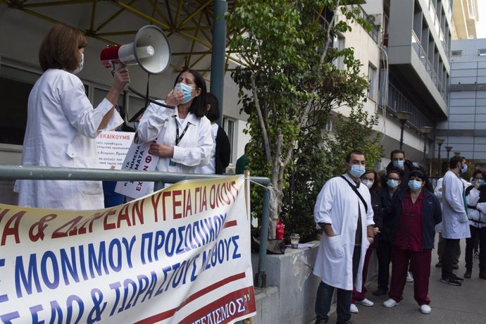 12 November 2020, Greece, Athens: Healthcare workers at Evaggelismos General Hospital take part in a protest over the government's inefficiency to deal with the coronavirus (Covid-19) pandemic and condemning healthcare underfunding. Photo: Nikolas Georg