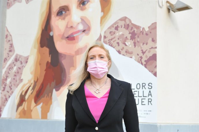 La científica Dolors Corella ante su mural homenaje