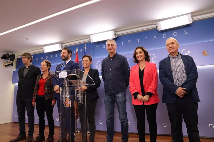 Diputados y senadores de EH-Bildu, con su portavoz parlamentaria, Mertxe Aizpurua, en el centro, en una foto en la sala de prensa en el Congreso