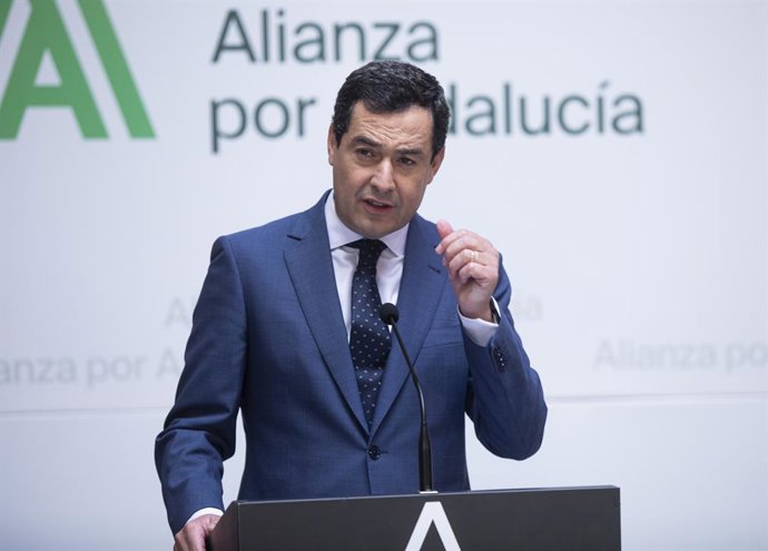 El presidente de la Junta de Andalucía, Juanma Moreno (d),junto al presidente de los laboratorios Rovi, Juan López Belmonte (i),tras la firma de un protocolo de actuación entre la Consejería de Salud y Familias y los laboratorios farmacéuticos Rovi. En 