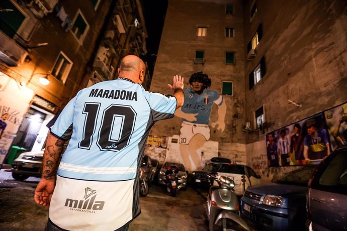 Un aficionado del Nápoles despide a Maradona
