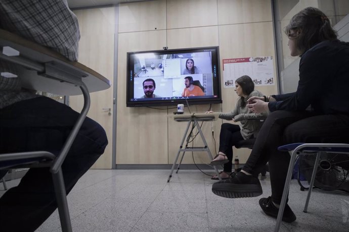 Tres alumnos reciben una clase en la Academia de Inglés American Language Academy en Madrid