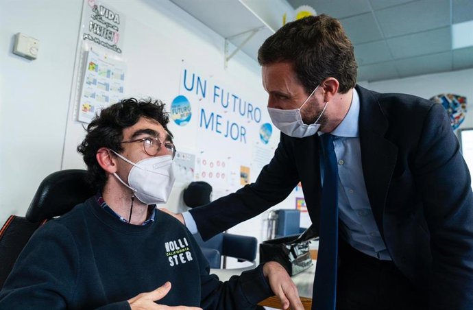 El president del PP, Pablo Casado, en una visita a l'Escola Concertada d'Educació Especial Bobath. Madrid (Espanya), 26 de novembre del 2020.