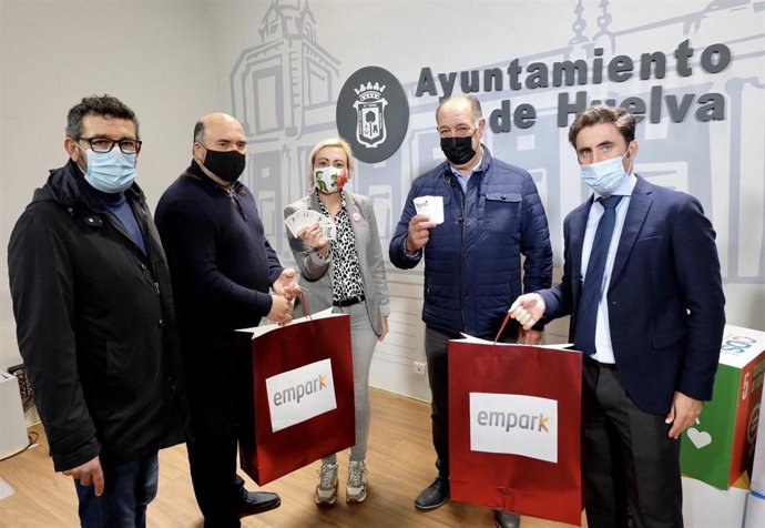 Entrega de los vales de aparcamiento gratuito.