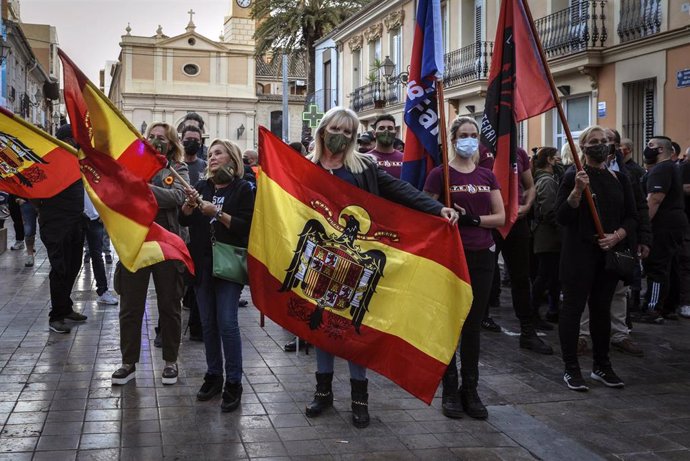 Manifestantes exhiben banderas franquistas en una marcha convocada por España 2000 en Valncia el 12 de octubre de 2020.