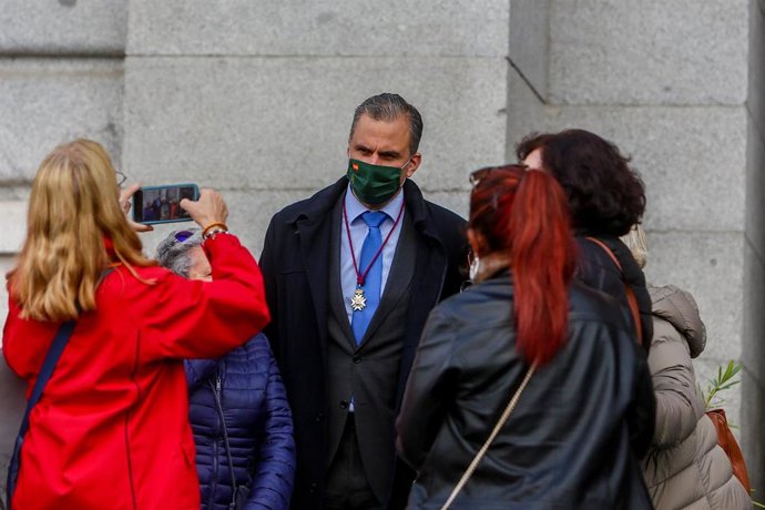 El secretario general de Vox, Javier Ortega Smith, es fotografiado durante un acto en la puerta principal del templo Santa María la Real de la Almudena tras la celebración de una misa en honor a la patrona, en Madrid, (España), a 9 de noviembre de 2020.