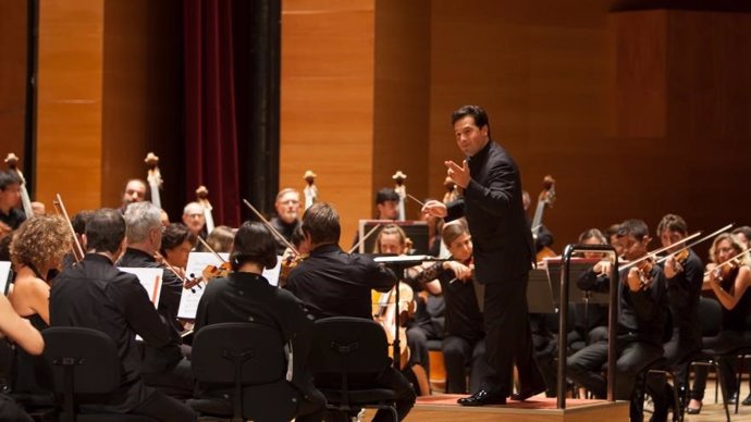 Robert Treviño dirige en un concierto a la Euskadiko Orkestra