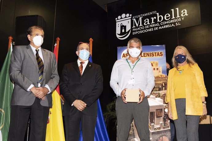 Entrega del reconocimiento de la Asociación de Belenistas de Marbella al Hospital Costa del Sol