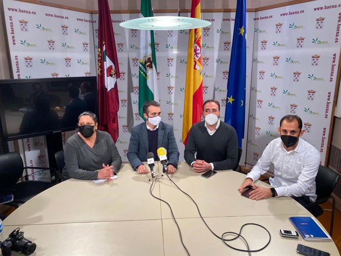 Lola Amo (izda.) y Sebastián Pérez (dcha.) en el Ayuntamiento de Baena.
