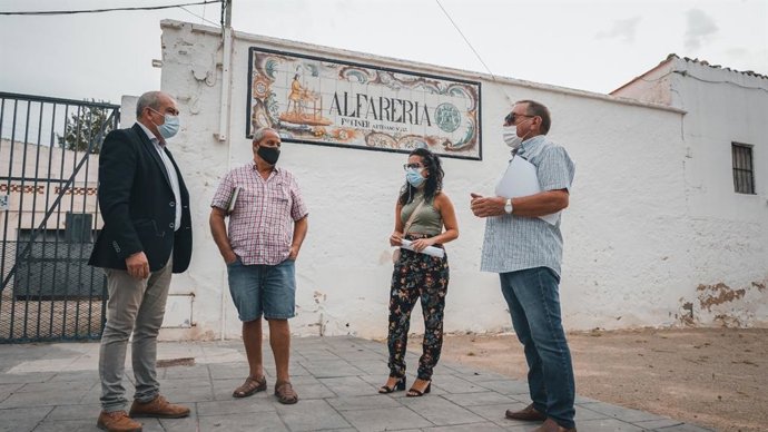 Concejales y vecinos de Alborgí en la Alfareria de Paterna