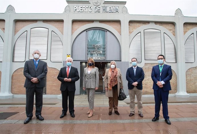 Autoridades en la presentación de la plataforma logística  sanitaria de Huelva