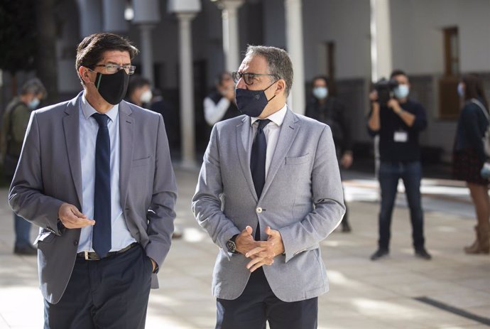 El vicepresidente de la Junta de Andalucía, Juan Marín (i) junto al consejero de Presidencia, Elías Bendodo (d), en una fotografía de archivo