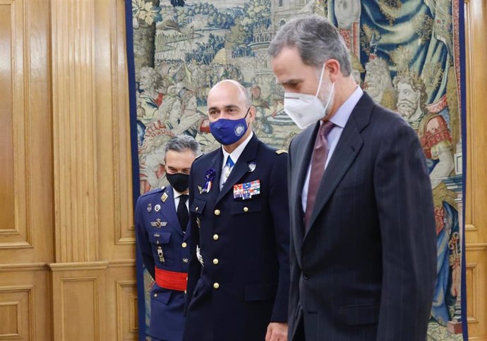 El Rey Felipe VI recibe en audiencia al general André Latana, comandante del Mando Aliado de Transformación (SACT), en el Palacio de La Zarzuela, el 23 de noviembre de 2020, último acto de su agenda antes de comenzar una cuarentena preventiva de 10 días.