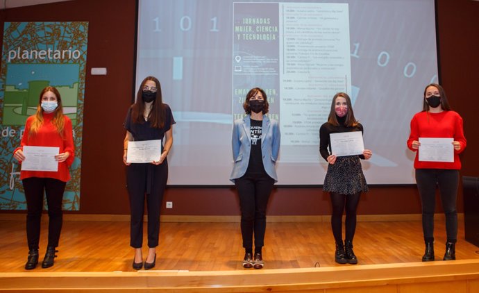 Patricia Alegría (accésit en máster), Ana Ruiz (primer premio máster), Gurutze Pérez (directora de la Cátedra de Mujer, Ciencia y Tecnología), Leire Ayllón (primer premio en grado) y Andrea Vizcay (accésit en grado).