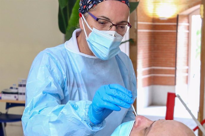 Una sanitaria realiza un test de antígenos a un hombre en un dispositivo organizado por la Comunidad de Madrid para la detección del COVID-19, en Madrid (España), a 25 de noviembre de 2020.