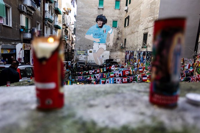 26 November 2020, Italy, Naples: Fans light candles near a mural depicting the Argentinian legend Diego Maradona in Naples. Argentina football great Diego Maradona has died at the age of 60, the Argentinian Football Association said on Wednesday. Photo: