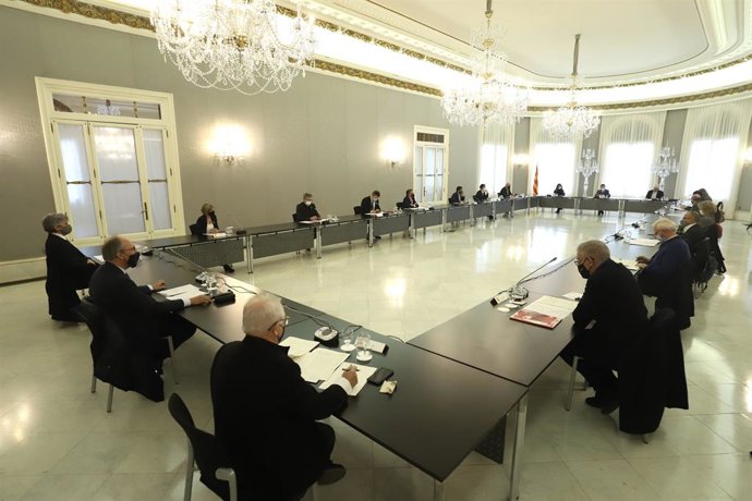Membres del Govern de la Generalitat, encapalats pel vicepresident Pere Aragons, reunits aquest dijous al Palau de Pedralbes de Barcelona amb el síndic de greuges, Rafael Ribó, representants del món local, i la Taula d'Emergncia Social.