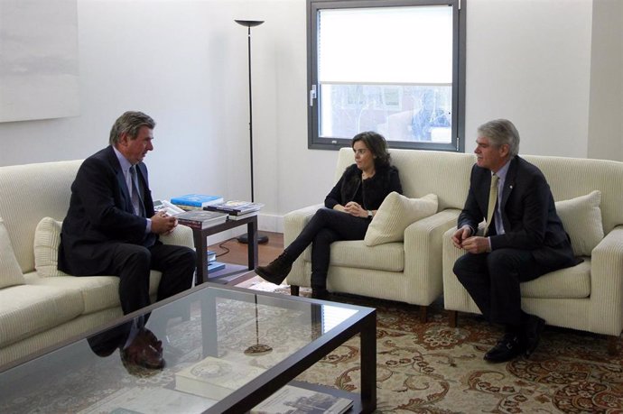 Santamaría y Dastis con el nuevo embajador en Reino Unido Carlos Bastarreche