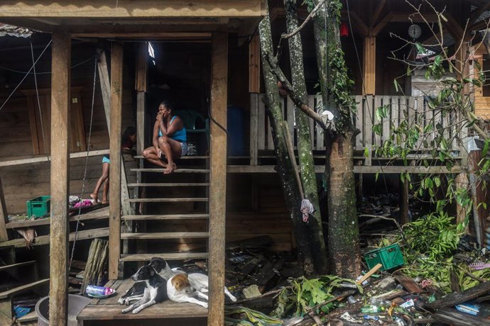 Una mujer sentada en las escaleras de su casa, en Puerto Cabezas (Nicaragua), tras el paso del huracán 'Eta'.