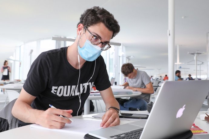 Estudiante de la UGR trabaja telemáticamente