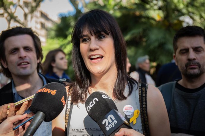 Aurora Madaula atén els mitjans la jornada de l'1 de maig.