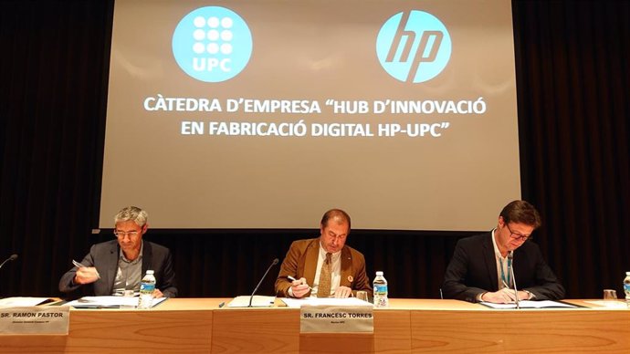 De izquierda a derecha, el Director General del Campus de HP en Sant Cugat y Director General Mundial del Negocio de 3D de HP, Ramon Pastor; el rector de la UPC, Francesc Torres y el director de la ESEIAAT, Xavier Roca, durante la firma del acuerdo.