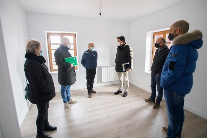El vicepresidente segundo, José M Aierdi, visita, junto con las autoridades de Burguete, Espinal, Jaurrieta y Roncal, las viviendas rehabilitadas en Burguete