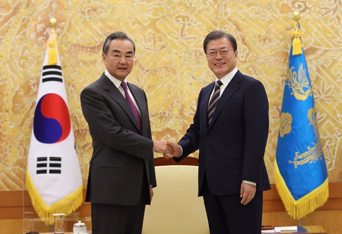 El presidente surcoreano, Moon Jae In, con el ministro de Exteriores chino, Wang Yi.