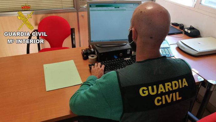 Un guardia civil en tareas de investigación