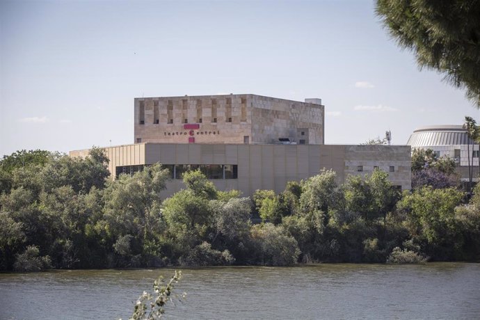 Fachada del Teatro Central en Sevilla, foto de archivo