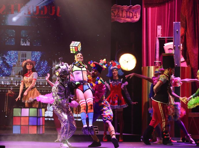 Varios artistas actúan durante la presentación del espectáculo Circo Price en Navidad, en el Teatro Circo Price, Madrid (España).