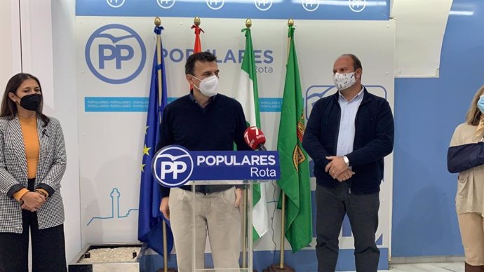 Bruno García en rueda de prensa con el grupo municipal del PP de Rota