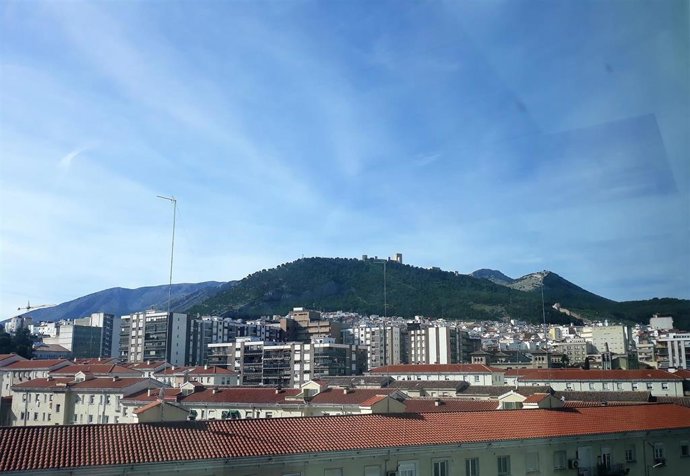 Vista de Jaén con el Castillo de Santa Catalina al fondo.
