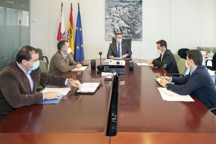 El consejero de Desarrollo Rural, Ganadería, Pesca, Alimentación y Medio Ambiente, Guillermo Blanco, y el presidente de la Mancomunidad de Municipios Sostenibles, Javier Incera (segundo por la derecha), entre otros