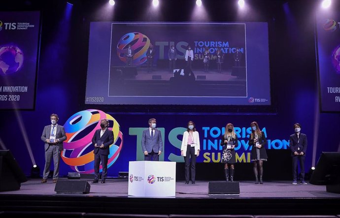 Imagen de este jueves de una entrega de premios en el Tourism Innovation Summit (TIS), con la presencia de la ministra de Industria, Reyes Maroto y el alcalde de Sevilla, Juan Espadas.