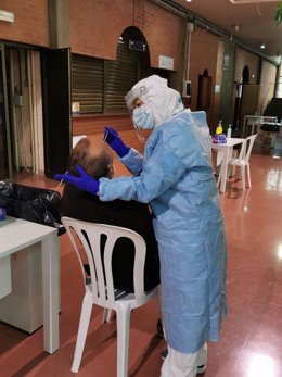 El alcalde de Lleida haciéndose una prueba PCR el miércoles que resultó ser positiva.