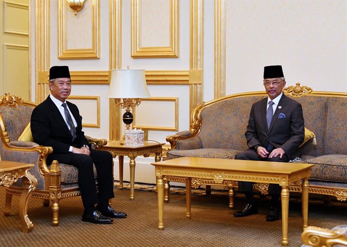 El primer ministro de Malasia, Muhyidin Yasin, se reúne con el rey Abdulá, situado a la derecha de la imagen