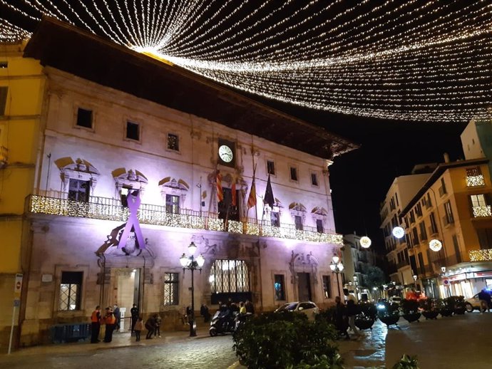 La plaza de Cort, iluminada con motivos navideños.
