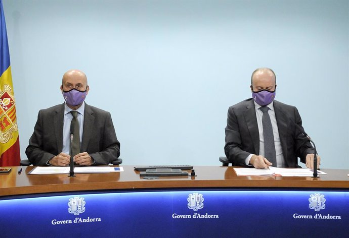 Els ministres de Salut, Joan Martínez Benazet, i de Justícia i Interior, Josep Maria Rossell, en una roda de premsa.
