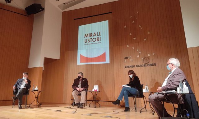 Carles Llorens (Ateneu Barcelons), l'escriptor Lluís Busquets i Grabulosa, la diputada Laura Borrs i el poeta Carles Duarte presenten el dietari de Busquets (Mirall Ustori) en l'Ateneu el 26/11/20