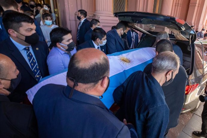 26 November 2020, Argentina, Buenos Aires: The coffin of late Argentinian legend Diego Maradona is taken to a hearse after thousands of people have bid farewell in the seat of government. Photo: Prensa Presidencia/telam/dpa
