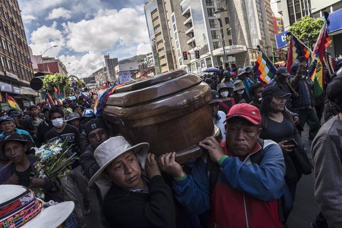 Un grupo de personas acarrea con el féretro de una de las víctimas dejada por la represión de las Fuerzas Armadas y la Policía de Bolivia en las manifestaciones en apoyo del expresidente Evo Morales en Senkata, La Paz.