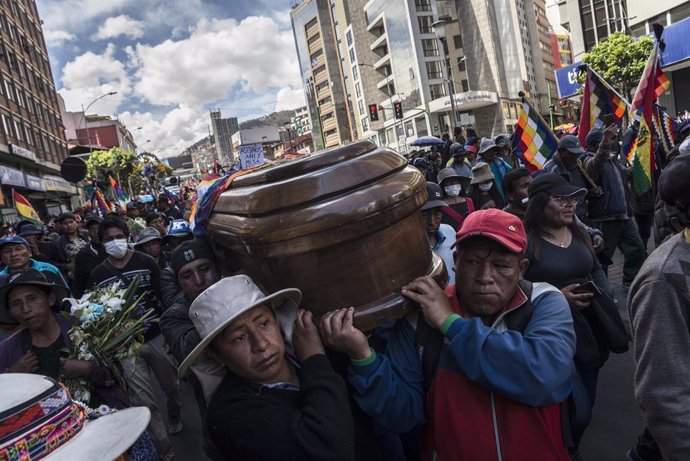 21 November 2019, Bolivia, La Paz: Supporters of the resigned Bolivian President Evo Morales carry a coffin with the remains of a victim of the recent violent clashes and demand the end of the current interim government. Photo: Marcelo Perez del Carpio/