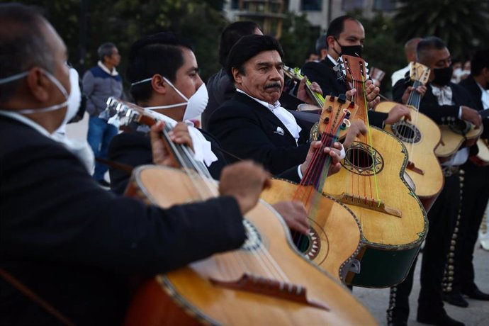 Un grupo de mariachis actúan frente al monumento de la Revolución, en ciudad de México, para  pedir apoyo financiero del Gobierno para los músicos que han pérdido sus ingresos por culpa de la pandemia y sus restricciones.