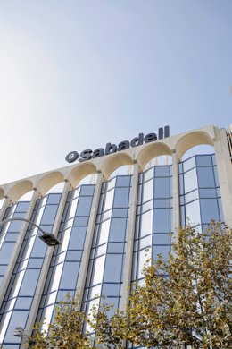 Sede del banco Sabadell en Alicante, Comunidad Valenciana (España), a 17 de noviembre de 2020. BBVA y Banco Sabadell confirmaron ayer que mantienen conversaciones en relación a una potencial operación de fusión entre ambas entidades, con autorización de