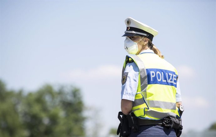 Policía con mascarilla en Alemania
