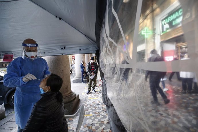 24 November 2020, Italy, Rome: Aperson undergoes a Coronavirus test held by Longo pharmacy in the Vittorio square. Photo: Cecilia Fabiano/LaPresse via ZUMA Press/dpa