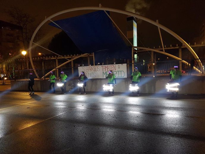 Unos 150 vecinos de Orcasitas se unen a Más Madrid en un recorrido con linternas para reclamar luces para el barrio