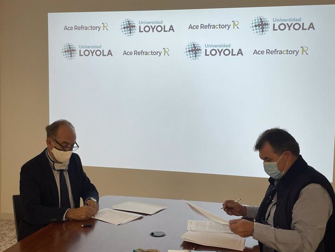 El rector de la Universidad Loyola, Gabriel Pérez Alcalá (izda.), y el CEO de Refractaris, Antonio María Pino, firman el convenio.