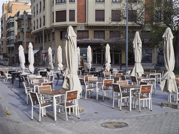 La terraza de un bar durante el primer día de la desescalada de la segunda ola del coronavirus en una calle de Pamplona, Navarra (España), a 26 de noviembre de 2020. El Gobierno foral ha autorizado por el momento sólo la apertura de terrazas en espacios